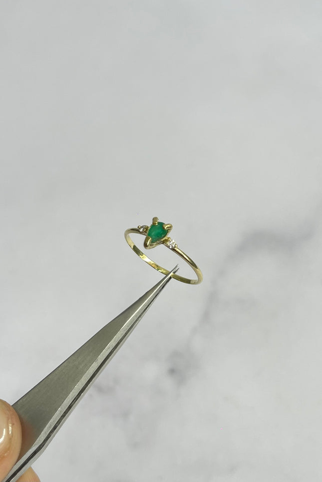 Solitario Con Esmeralda En Forma De Gota Con Diamantes / T- 7 / 0.96Gr / 35Pts