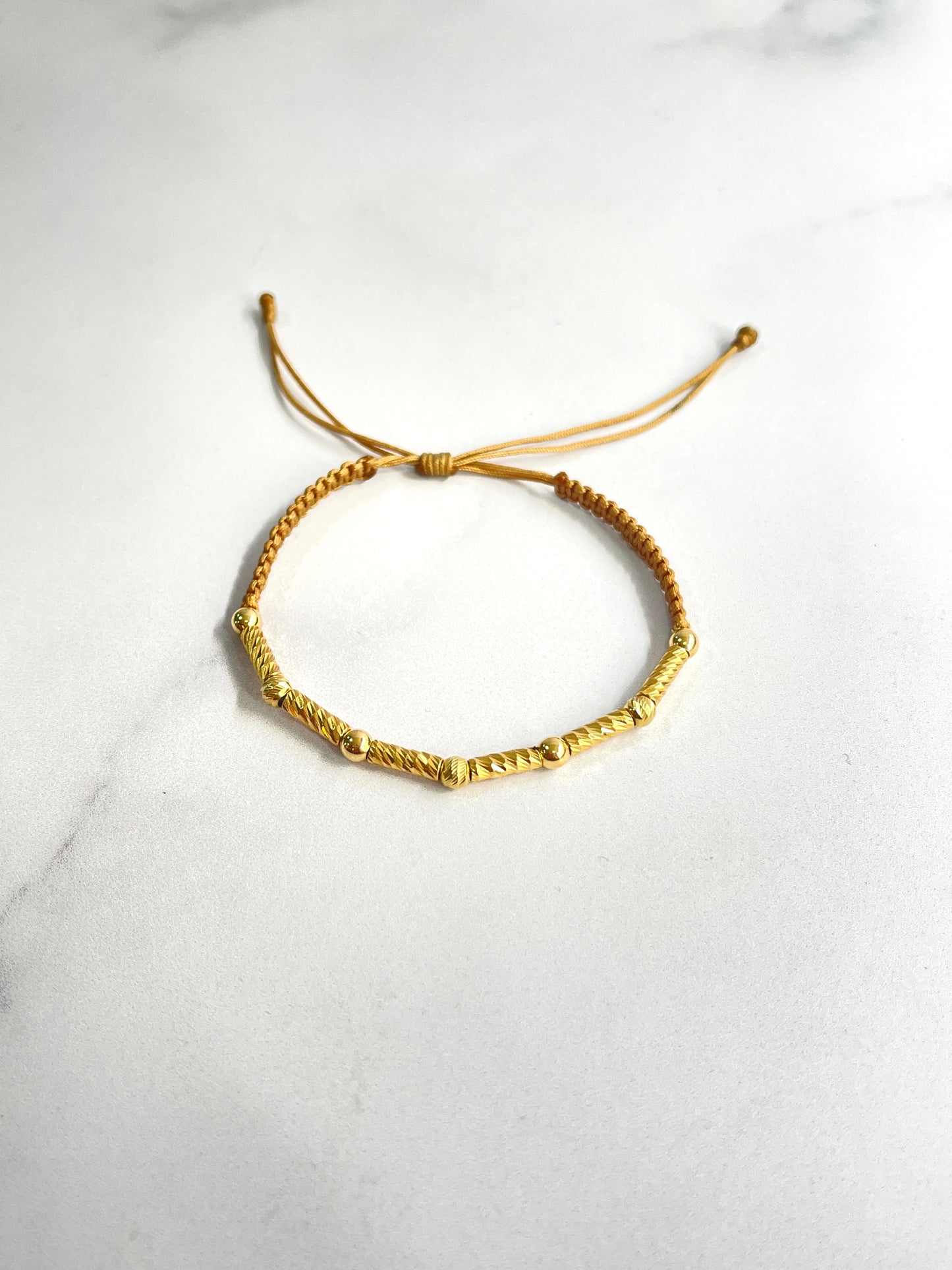 Pulsera Tejida En Hilo Dorado / 2.5 Gr /