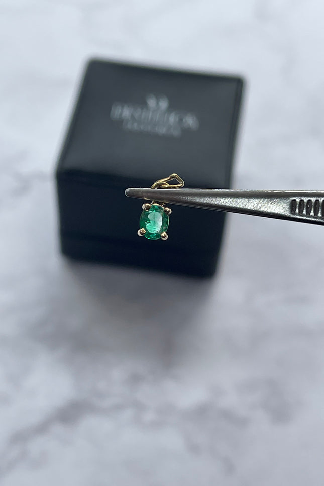 Dije Esmeralda Ovalo Pequeño / 5.0Mm / 0.5Gr / 0.5Qts /