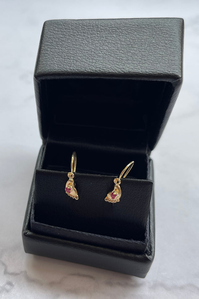 Candongas Silueta Pie Con Swarosvki Rojo / 0.56Cm / 0.53Gr /