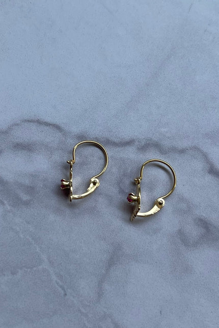 Candongas Silueta Pie Con Swarosvki Rojo / 0.56Cm / 0.53Gr /