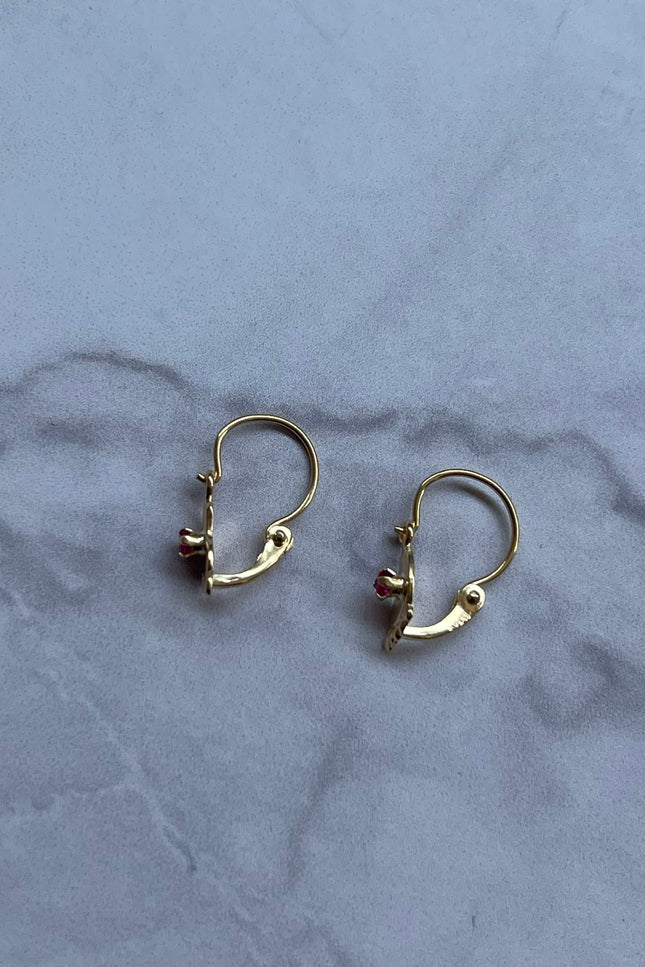 Candongas Silueta Pie Con Swarosvki Rojo / 0.56Cm / 0.53Gr /