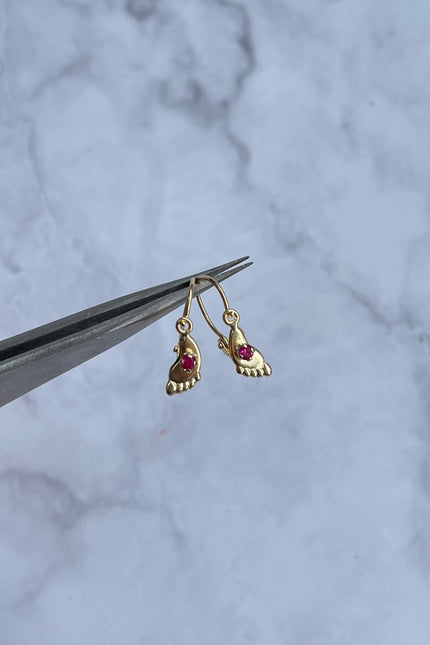 Candongas Silueta Pie Con Swarosvki Rojo / 0.56Cm / 0.53Gr /