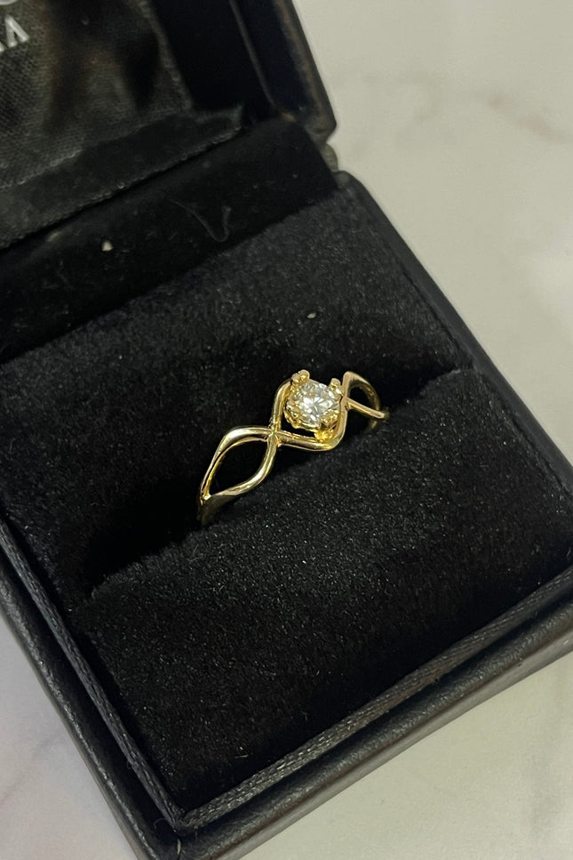 Solitario Piedra Central / T 7 1/4 / 1.71Gr /